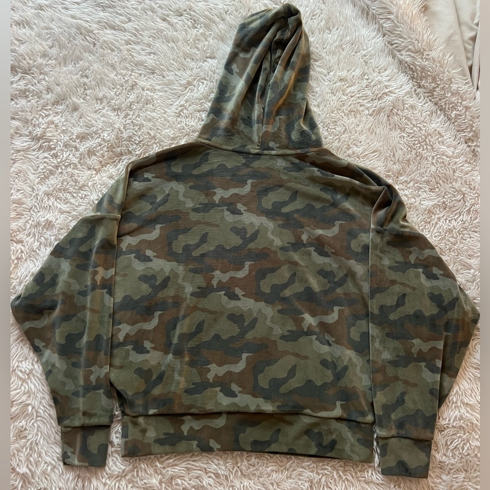 Cropped Camo Velvet Hoodie - Picture 9 of 9